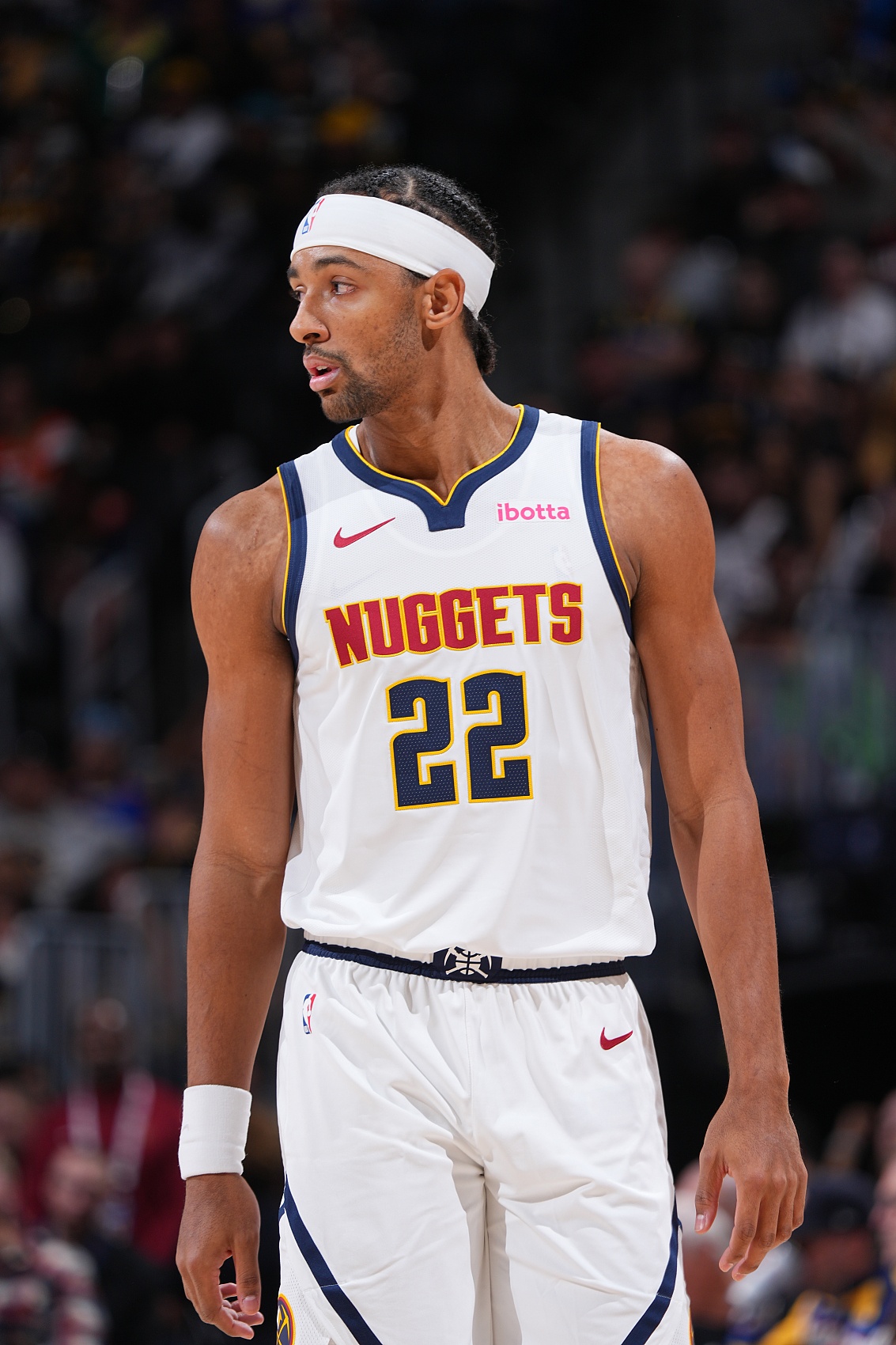 注册送彩金网站-内线支柱！纳吉全场12投4中&amp;罚球2中2 得到11分12板2助2帽